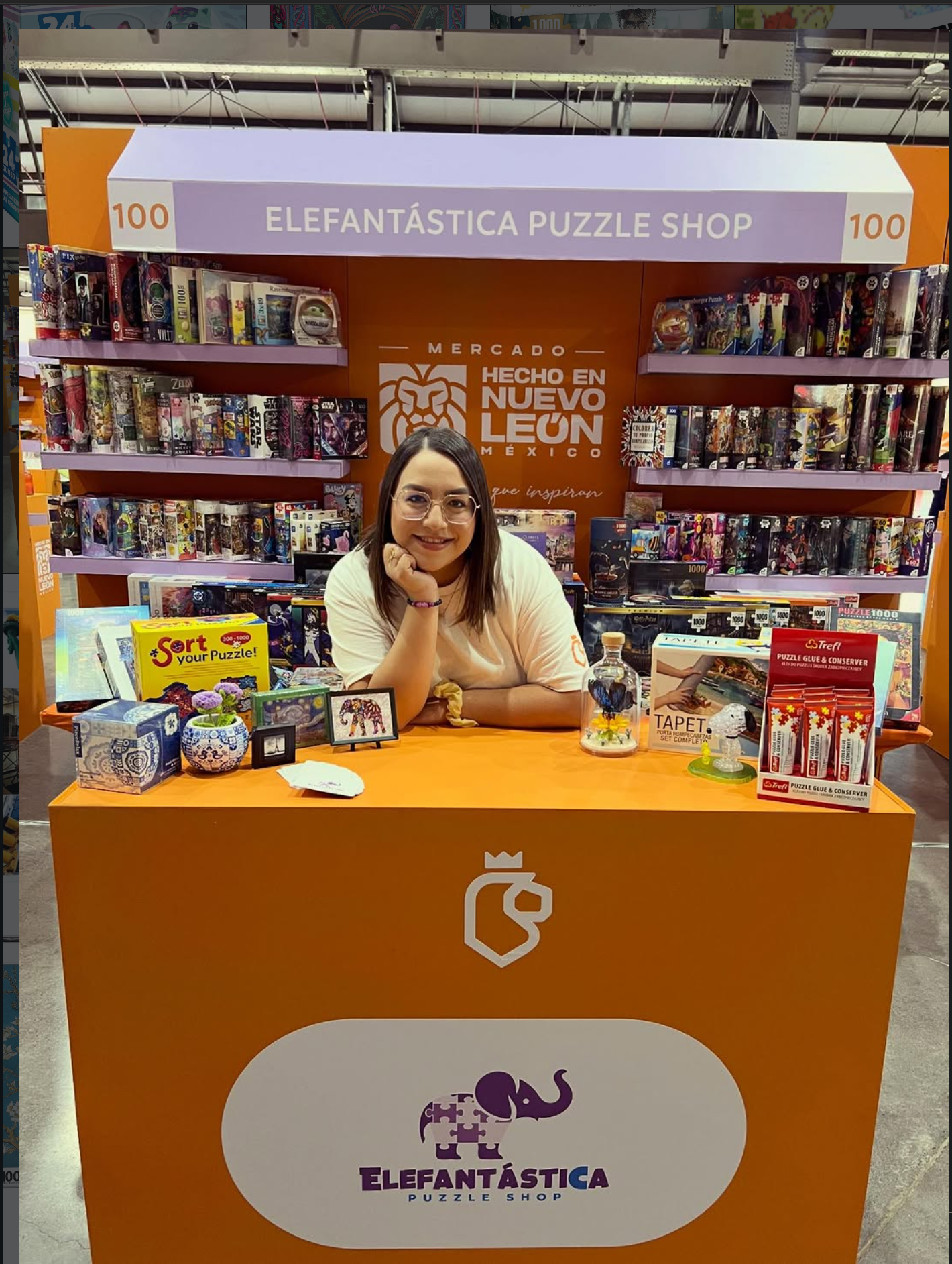Estandito de Elefantástica en un mercado de Monterrey
